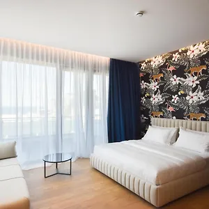 Hotel Flamingo &, Radhimë