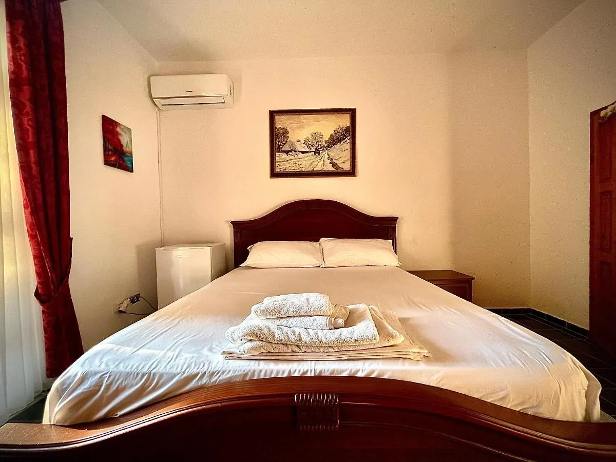 Rei'S Place Vlorë 0*,  アルバニア